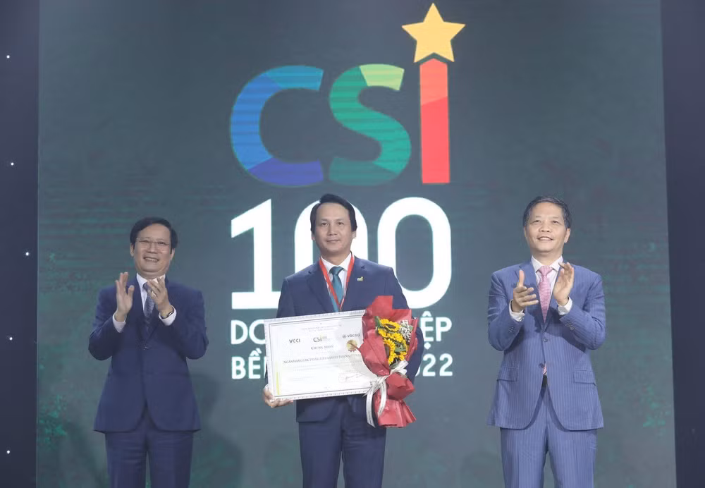 Ông Trần Long - Phó Tổng Giám đốc BIDV - đại diện ngân hàng lên nhận giải thưởng.