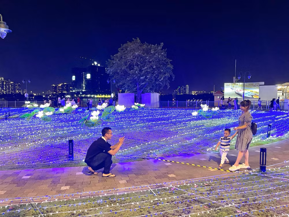 Người dân Thành phố Hồ Chí Minh chụp hình bên khu vực Hồ sen Việt Nam.