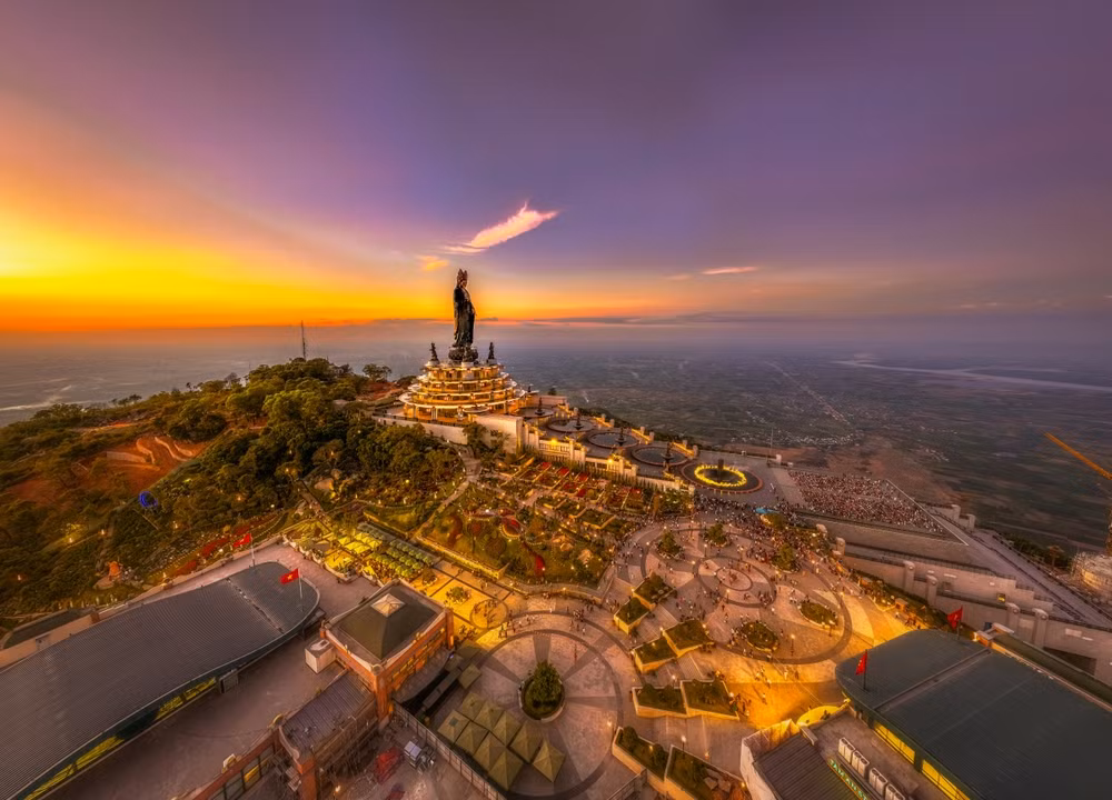 Toàn cảnh đỉnh núi Bà Đen. (Ảnh: Sun World Ba Den Mountain) Toàn cảnh đỉnh núi Bà Đen. (Ảnh: Sun World Ba Den Mountain)
