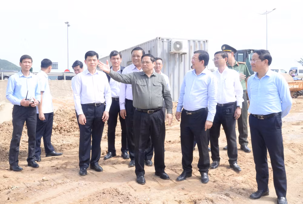 Thủ tướng Phạm Minh Chính kiểm tra, thị sát một số tuyến đường đang được đầu tư xây dựng mới trên địa bàn tỉnh Bình Định. Thủ tướng Phạm Minh Chính kiểm tra, thị sát một số tuyến đường đang được đầu tư xây dựng mới trên địa bàn tỉnh Bình Định.