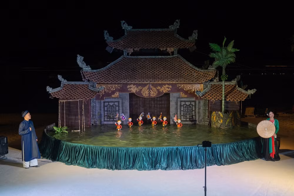 Rối Việt tại sân khấu bên bãi biển Hoàng hôn.