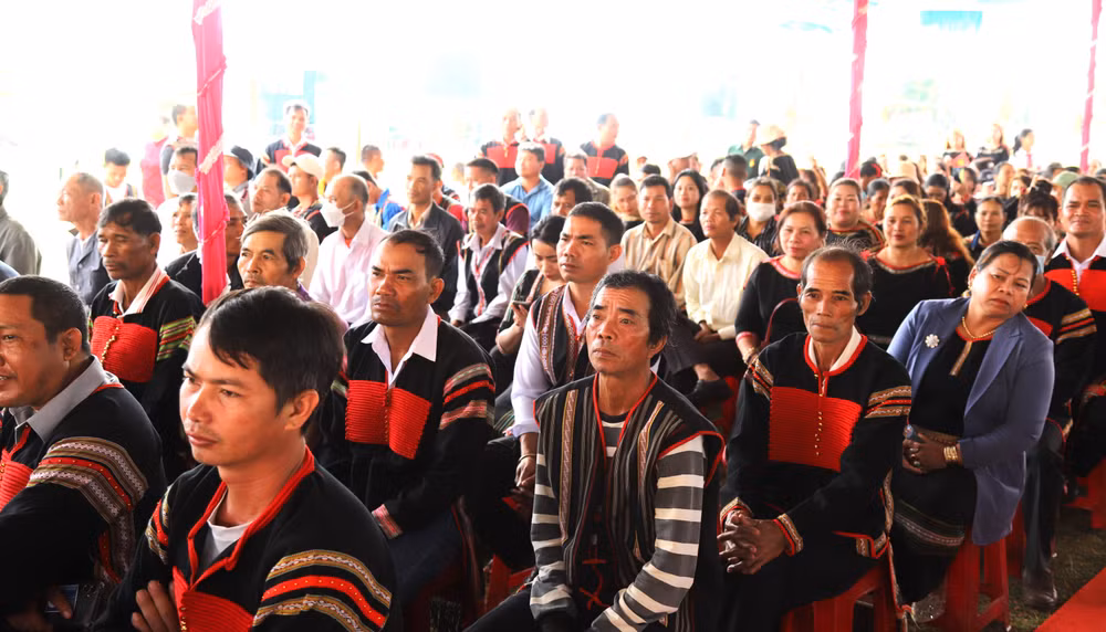 Đông đảo đồng bào các dân tộc xã Ea Tiêu về dự Ngày hội Đại đoàn kết dân tộc. Đông đảo đồng bào các dân tộc xã Ea Tiêu về dự Ngày hội Đại đoàn kết dân tộc.