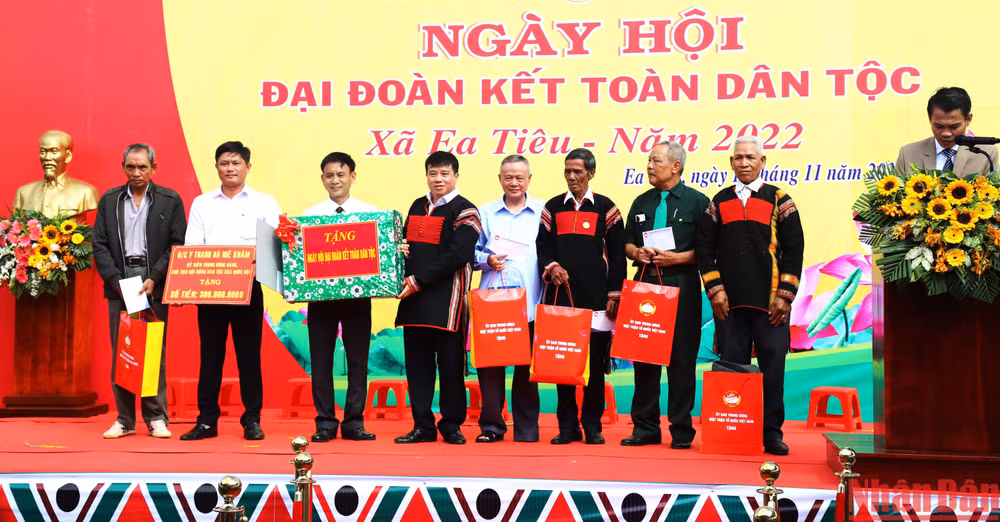 Đồng chí Y Thanh Hà Niê Kđăm, Ủy viên Trung ương Đảng, Ủy viên Ủy ban Thường vụ Quốc hội, Chủ tịch Hội đồng Dân tộc của Quốc hội trao tặng Quỹ vì người nghèo huyện Cư Kuin và tặng quà cho các hộ nghèo xã Ea Tiêu.