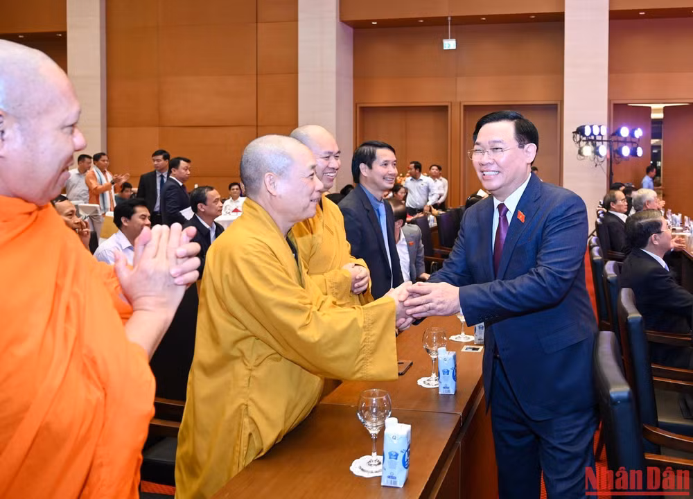 [Ảnh] Chủ tịch Quốc hội gặp mặt đại biểu Quốc hội là người dân tộc thiểu số, nhân sĩ trí thức, chức sắc tôn giáo và nhà giáo 