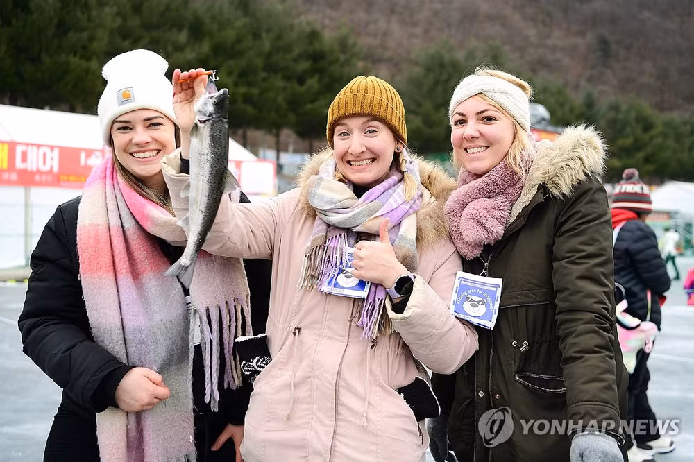 Du khách quốc tế đến tham dự Lễ hội băng Hwacheon Sancheoneo tạo dáng với "sancheoneo". Ảnh: YONHAP Du khách quốc tế đến tham dự Lễ hội băng Hwacheon Sancheoneo tạo dáng với "sancheoneo". Ảnh: YONHAP