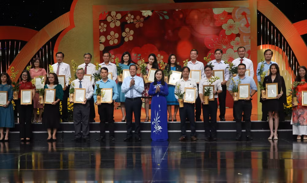 Các doanh nghiệp, cơ quan, đơn vị, các mạnh thường quân ủng hộ, đóng góp kinh phí cho chương trình.