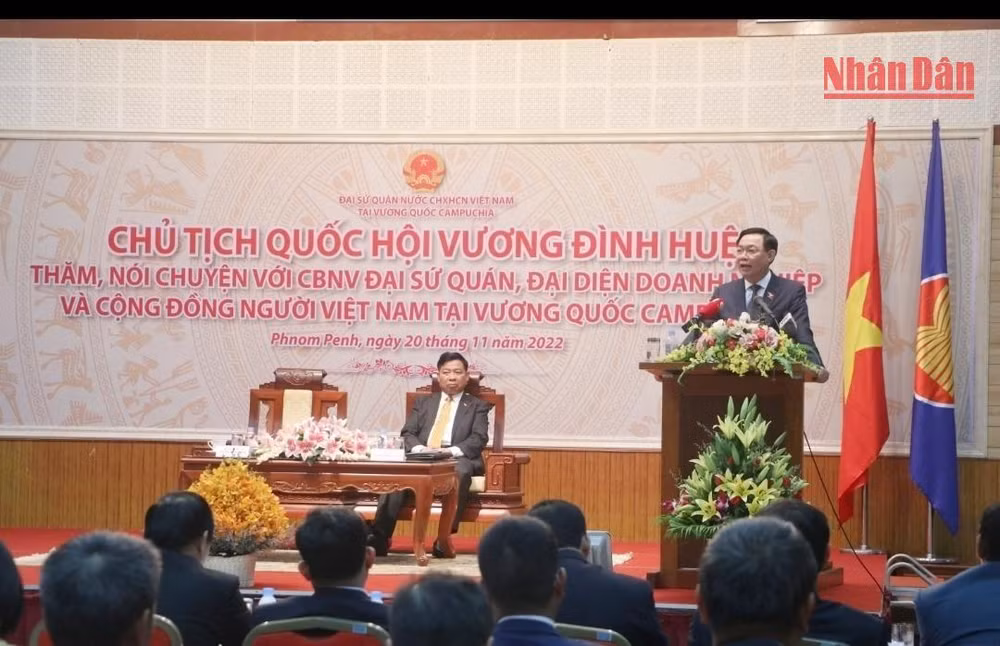 Chủ tịch Quốc hội thông tin với bà con về những thành tựu to lớn của đất nước thời gian vừa qua. 