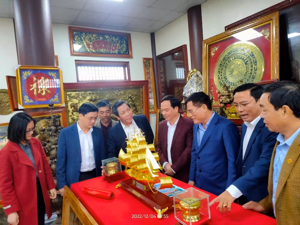 Các đại biểu thăm quan điểm bán hàng Việt thứ 6 tại tỉnh Thái Bình được mở tại làng nghề chạm bạc Đồng Xâm (xã Hồng Thái, huyện Kiến Xương).