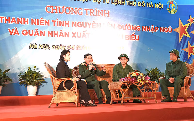 Trung tướng Phạm Tuân (thứ 2 từ trái sang) chia sẻ ký ức về những năm tháng chiến đấu bảo vệ Tổ quốc. Trung tướng Phạm Tuân (thứ 2 từ trái sang) chia sẻ ký ức về những năm tháng chiến đấu bảo vệ Tổ quốc.