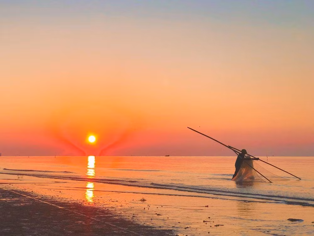 Bình minh thơ mộng trên biển Trà Cổ. (Ảnh: CTV) Bình minh thơ mộng trên biển Trà Cổ. (Ảnh: CTV)