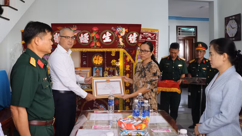 Bí thư Tỉnh ủy Phú Yên Phạm Đại Dương trao Bằng khen truy tặng Trung tá Trương Hồng Kỳ cho thân nhân gia đình.