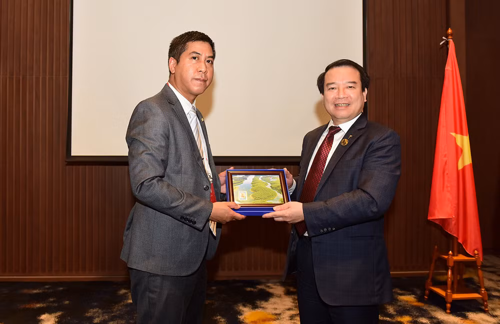 Từ phải qua trái, ông Hà Văn Siêu và ông Paul Prungkarn trao quà lưu niệm trước buổi gặp làm việc. (Ảnh: Tổng cục Du lịch)