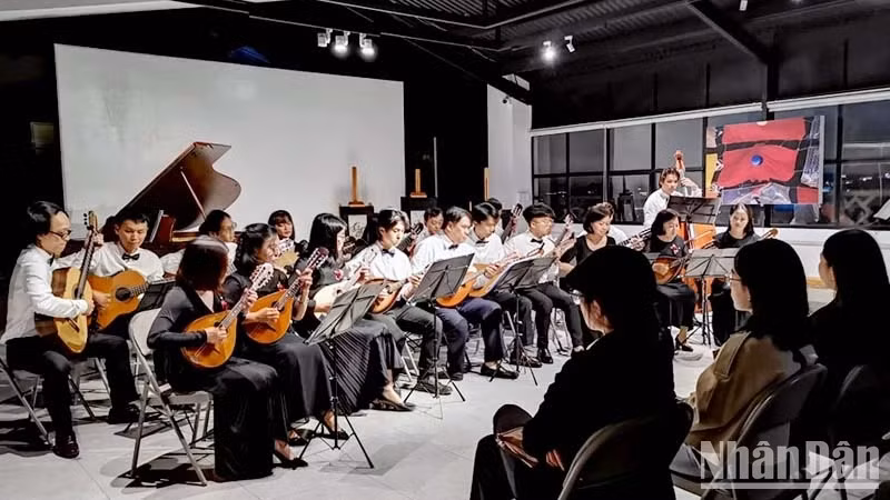Buổi biểu diễn guitar và mandolin tại Không gian sáng tạo Phố Bên Đồi, Đà Lạt. (Ảnh: MAI VĂN BẢO)
