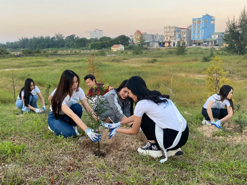 Các thí sinh Hoa hậu Biển đảo Việt Nam năm 2022 đã cùng cán bộ, chiến sĩ và nhân dân huyện đảo Cô Tô dọn vệ sinh môi trường tại khu vực bãi biển.
