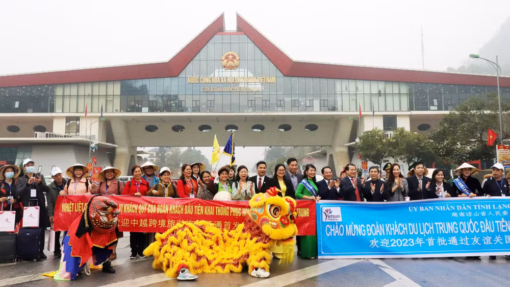 Lễ đón đoàn khách Trung Quốc đi theo đoàn đầu tiên qua Cửa khẩu quốc tế Hữu Nghị (Lạng Sơn) chiều 15/3. 