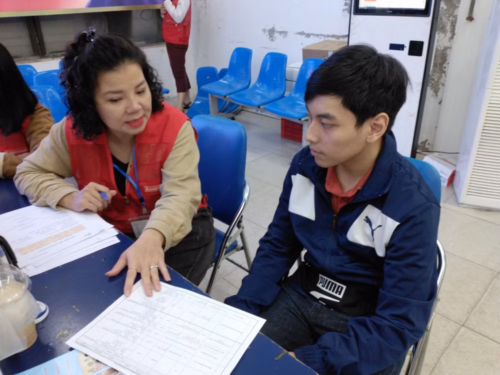 Anh Nguyễn Hồng Hà được tư vấn, giới thiệu về các vị trí tuyển dụng.