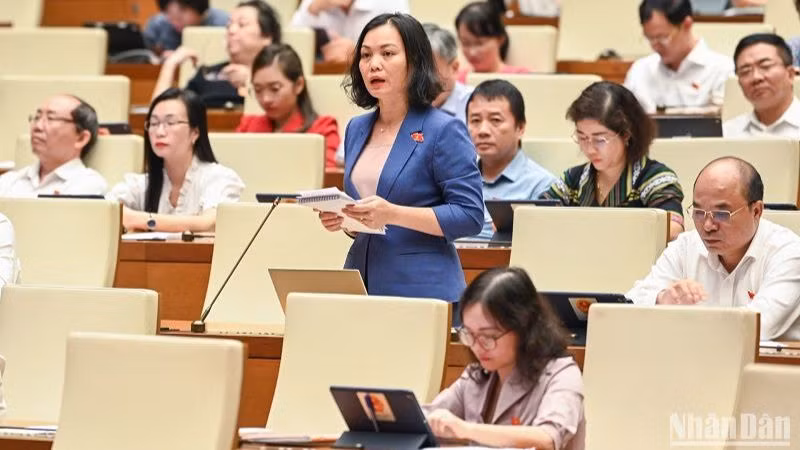 Đại biểu Huỳnh Thị Phúc (đoàn Bà Rịa-Vũng Tàu) góp ý kiến vào dự thảo Luật trong phiên thảo luận ở hội trường sáng 24/6. (Ảnh: DUY LINH)