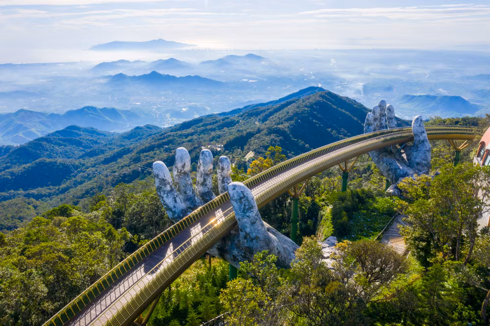 Cây cầu Vàng nổi tiếng thế giới tại khu du lịch Bà Nà Hills, Đà Nẵng. (Ảnh: Vietnamtravel) Cây cầu Vàng nổi tiếng thế giới tại khu du lịch Bà Nà Hills, Đà Nẵng. (Ảnh: Vietnamtravel)