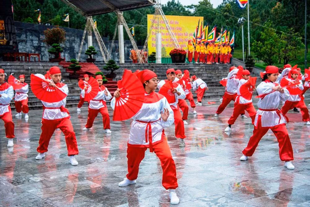 Các võ sinh Huế biểu diễn võ thuật truyền thống. Các võ sinh Huế biểu diễn võ thuật truyền thống.