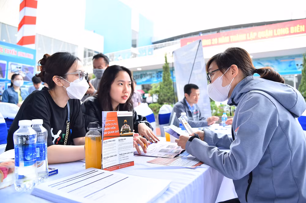Tại khu vực tổ chức Phiên giao dịch việc làm, các bạn sinh viên năm cuối cũng như người lao động có nhu cầu tìm kiếm việc làm có cơ hội trực tiếp trò chuyện, phỏng vấn với đại diện các doanh nghiệp, từ đó có được những thông tin chính xác, đầy đủ từ phía đơn vị tuyển dụng. Tại khu vực tổ chức Phiên giao dịch việc làm, các bạn sinh viên năm cuối cũng như người lao động có nhu cầu tìm kiếm việc làm có cơ hội trực tiếp trò chuyện, phỏng vấn với đại diện các doanh nghiệp, từ đó có được những thông tin chính xác, đầy đủ từ phía đơn vị tuyển dụng.