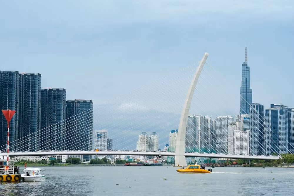 Tới Thành phố Hồ Chí Minh, du khách có thể thả mình trên một chuyến du thuyền hay tham gia tuyến buýt đường sông dọc theo sông Sài Gòn. (Ảnh: visithochiminhcity) Tới Thành phố Hồ Chí Minh, du khách có thể thả mình trên một chuyến du thuyền hay tham gia tuyến buýt đường sông dọc theo sông Sài Gòn. (Ảnh: visithochiminhcity)