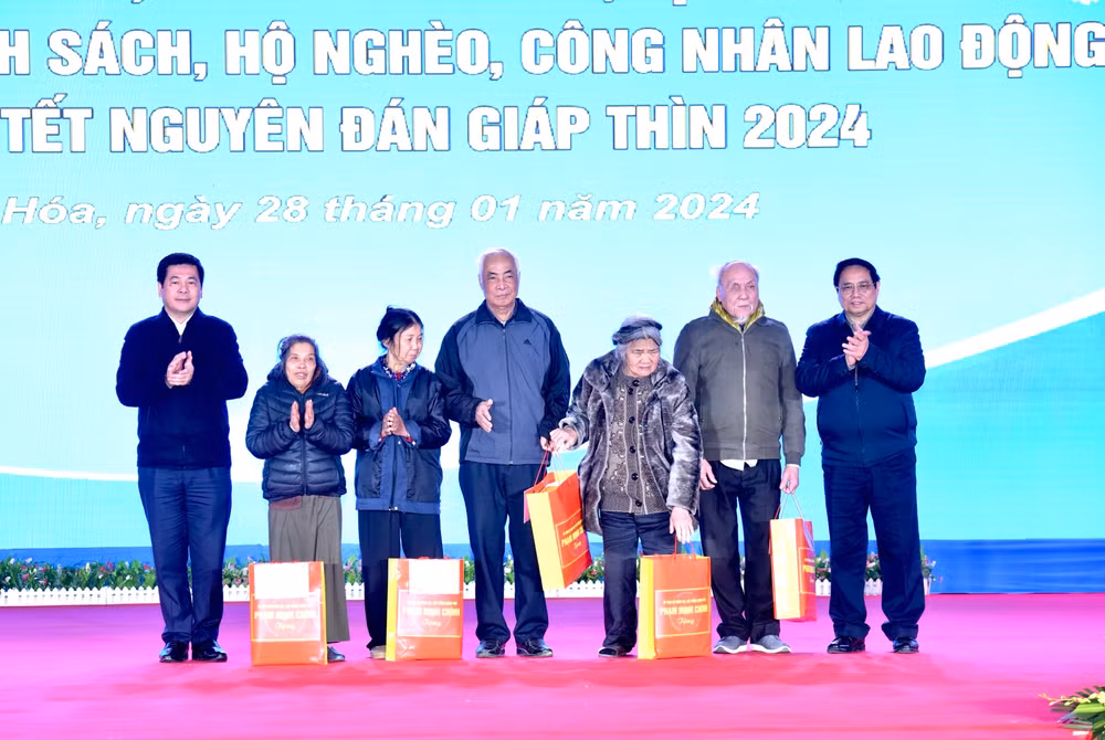 Thủ tướng Phạm Minh Chính trao quà Tết tặng 5 hộ gia đình chính sách tại chương trình.