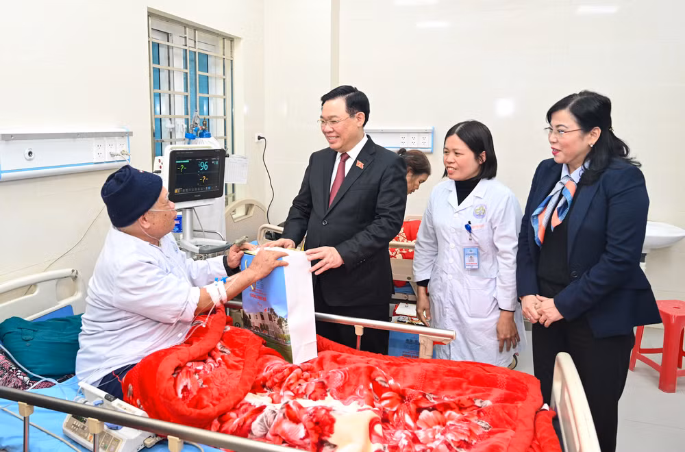 Chủ tịch Quốc hội Vương Đình Huệ thăm, tặng quà cho bệnh nhân tại Bệnh viện đa khoa huyện Định Hóa.
