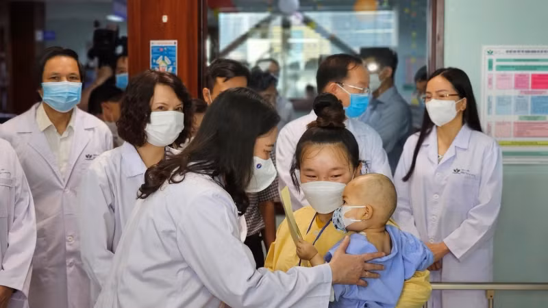 Phó Chủ tịch nước thăm, tặng quà bệnh nhi đang điều trị tại Bệnh viện Nhi Trung ương.