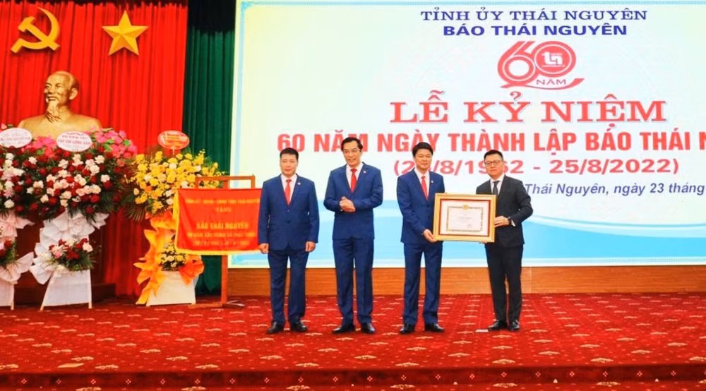 Đồng chí Lê Quốc Minh trao Bằng khen của Ban Tuyên giáo Trung ương tặng Báo Thái Nguyên.