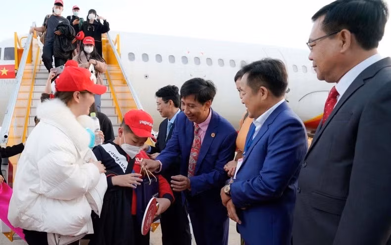 Đoàn khách du lịch từ Thành Đô (Tứ Xuyên, Trung Quốc) tới Khánh Hòa ngày 23/1/2023. (Ảnh: BND) 