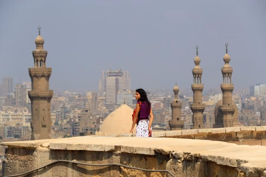 Một khách du lịch tại thành Saladin, một thắng cảnh của thủ đô Cairo, ngày 16/9/2023. (Ảnh: Tân Hoa Xã) Một khách du lịch tại thành Saladin, một thắng cảnh của thủ đô Cairo, ngày 16/9/2023. (Ảnh: Tân Hoa Xã)
