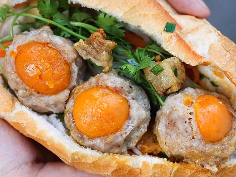 Bánh mì xíu mại trứng muối đặc biệt hấp dẫn ở TP Hồ Chí Minh.