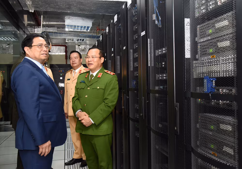 Thủ tướng Phạm Minh Chính thăm Trung tâm dữ liệu tại Cục Cảnh sát giao thông. Thủ tướng Phạm Minh Chính thăm Trung tâm dữ liệu tại Cục Cảnh sát giao thông.
