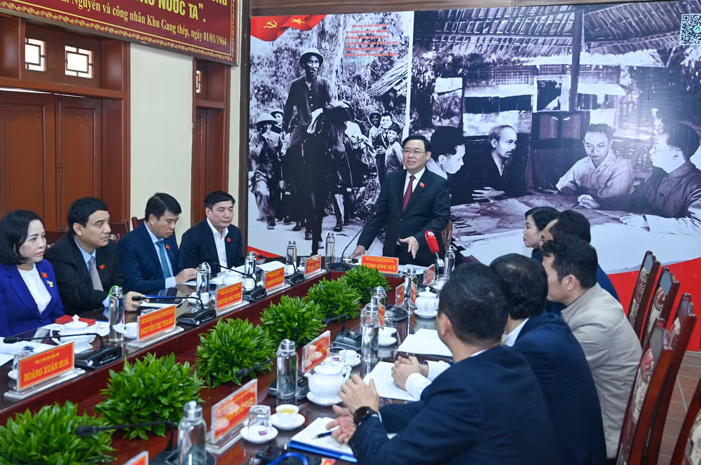 Chủ tịch Quốc hội Vương Đình Huệ phát biểu tại cuộc làm việc về công tác xây dựng nông thôn mới tại huyện Định Hóa.