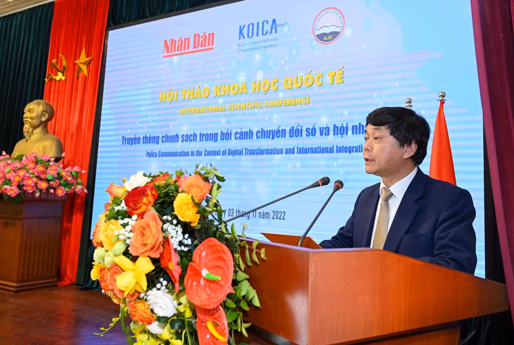 Giám đốc Học viện Báo chí và Tuyên truyền Phạm Minh Sơn phát biểu đề dẫn Hội thảo. (Ảnh DUY LINH)