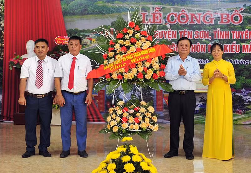 Đồng chí Lê Minh Hoan, Bộ trưởng Nông nghiệp và Phát triển nông thôn tặng hoa chúc mừng xã Thái Bình, huyện Yên Sơn. Đây là xã đầu tiên trên địa bàn tỉnh Tuyên Quang đạt chuẩn NTM kiểu mẫu.