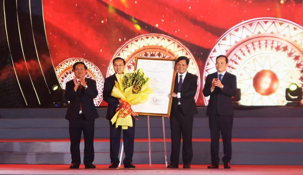 Trao Quyết định của Thủ tướng Chính phủ công nhận thành phố Kon Tum là Đô thị loại II trực thuộc tỉnh Kon Tum.