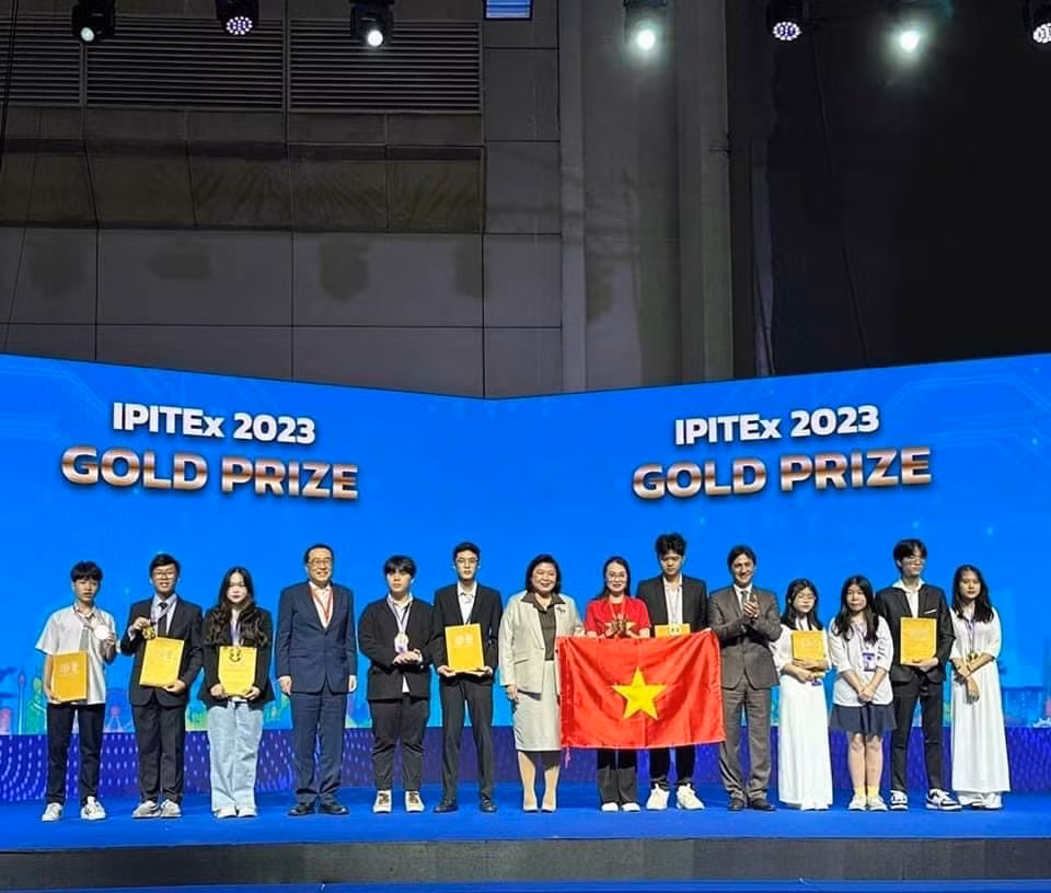 Đại diện những học sinh xuất sắc của đoàn Việt Nam nhận huy chương Vàng cuộc thi.