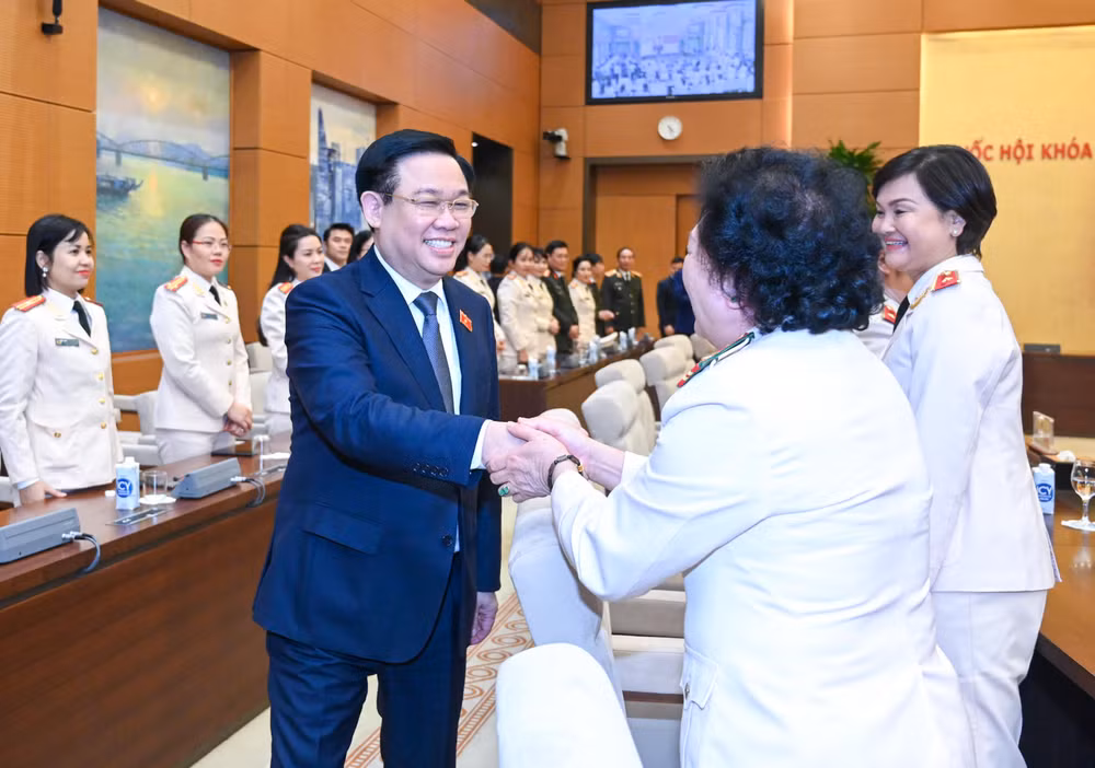 Chủ tịch Quốc hội Vương Đình Huệ với các nữ đại biểu Công an nhân dân dự buổi gặp mặt. Chủ tịch Quốc hội Vương Đình Huệ với các nữ đại biểu Công an nhân dân dự buổi gặp mặt.