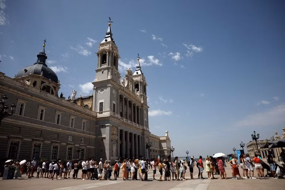 Khách du lịch xếp hàng để vào bảo tàng Cung điện Hoàng gia giữa đợt nắng nóng ở Madrid, Tây Ban Nha, ngày 17/7. (Ảnh: REUTERS) Khách du lịch xếp hàng để vào bảo tàng Cung điện Hoàng gia giữa đợt nắng nóng ở Madrid, Tây Ban Nha, ngày 17/7. (Ảnh: REUTERS)