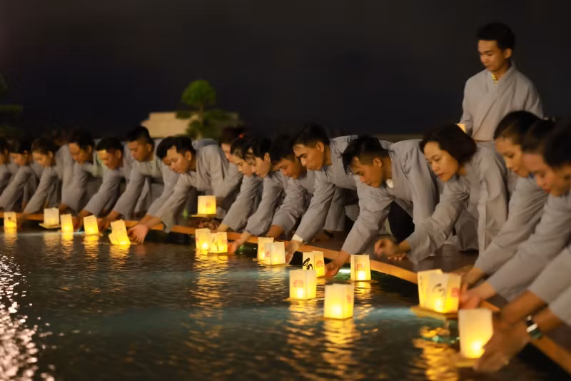Du khách và Phật tử thành kính thả những ngọn đăng. Du khách và Phật tử thành kính thả những ngọn đăng.
