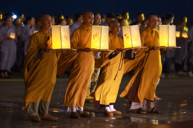 Nghi thức dâng đăng diễn ra trang trọng. Nghi thức dâng đăng diễn ra trang trọng.