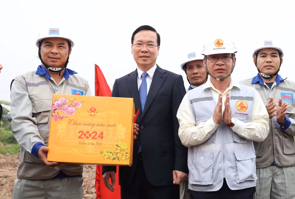 Chủ tịch nước Võ Văn Thưởng tặng quà cho công nhân thi công tuyến đường Vành đai 4 - Vùng Thủ đô. (Ảnh: TTXVN) Chủ tịch nước Võ Văn Thưởng tặng quà cho công nhân thi công tuyến đường Vành đai 4 - Vùng Thủ đô. (Ảnh: TTXVN)