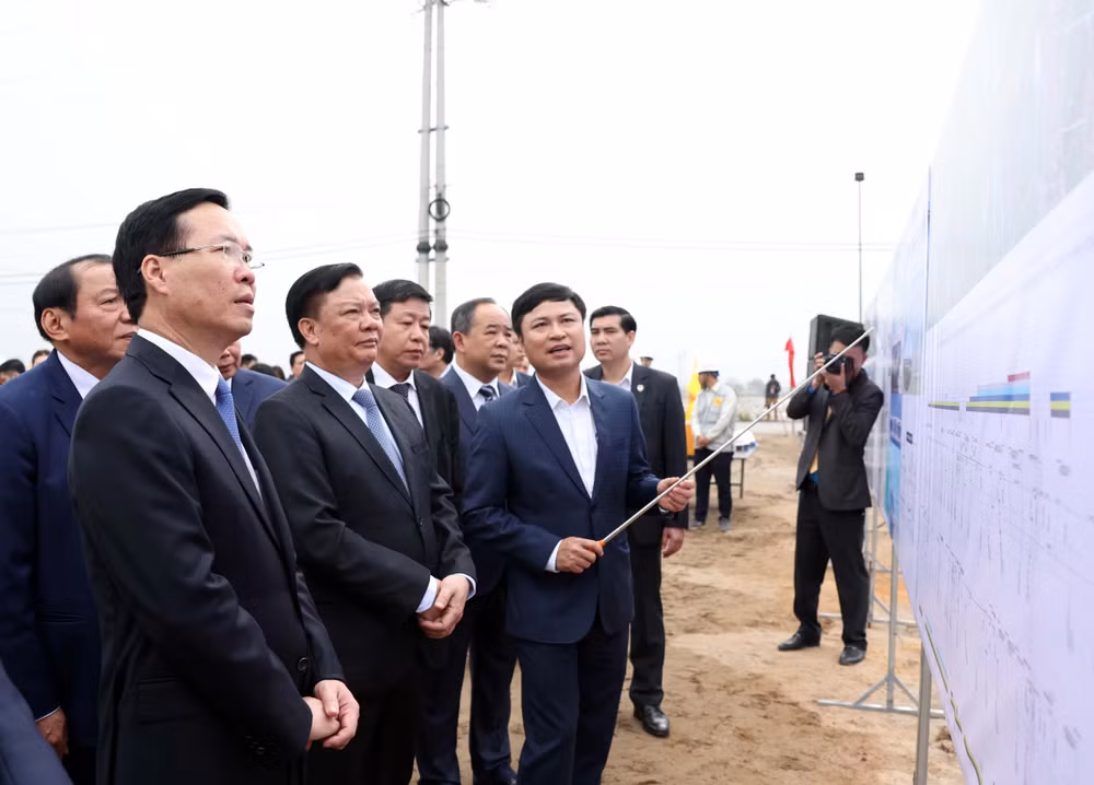 Chủ tịch nước Võ Văn Thưởng nghe báo cáo về sơ đồ tuyến đường Vành đai 4 - Vùng Thủ đô. (Ảnh: TTXVN) Chủ tịch nước Võ Văn Thưởng nghe báo cáo về sơ đồ tuyến đường Vành đai 4 - Vùng Thủ đô. (Ảnh: TTXVN)