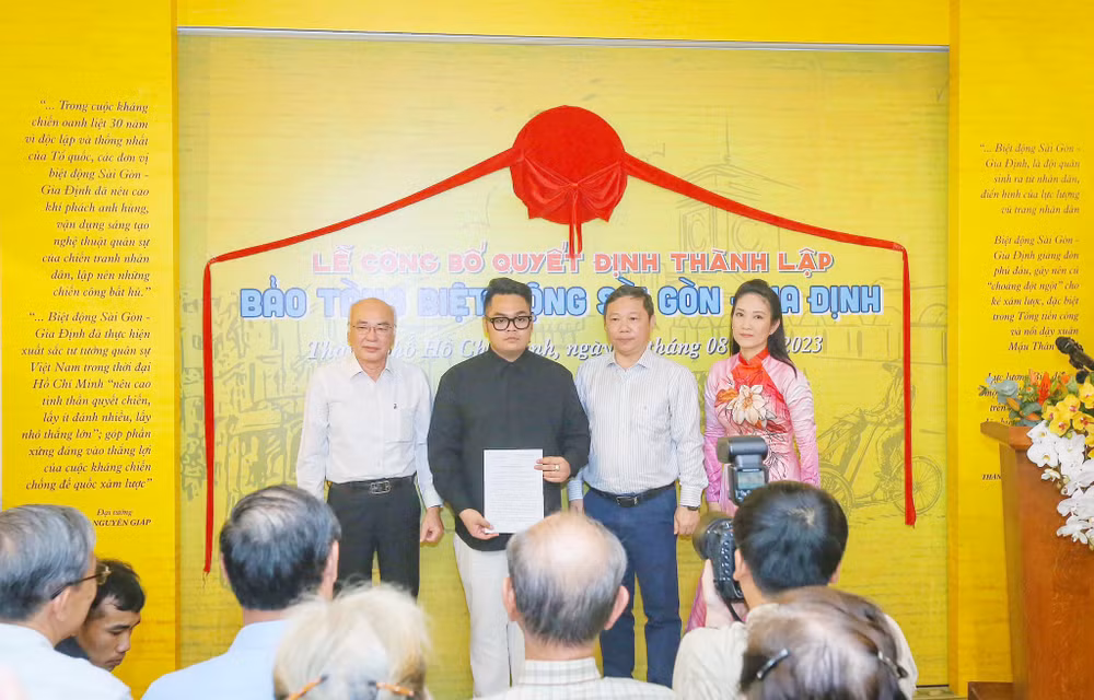 Lãnh đạo Thành phố Hồ Chí Minh trao quyết định thành lập Bảo tàng Biệt động Sài Gòn - Gia Định. (Ảnh: Fb Bảo tàng Biệt động Sài Gòn - Gia Định) Lãnh đạo Thành phố Hồ Chí Minh trao quyết định thành lập Bảo tàng Biệt động Sài Gòn - Gia Định. (Ảnh: Fb Bảo tàng Biệt động Sài Gòn - Gia Định)