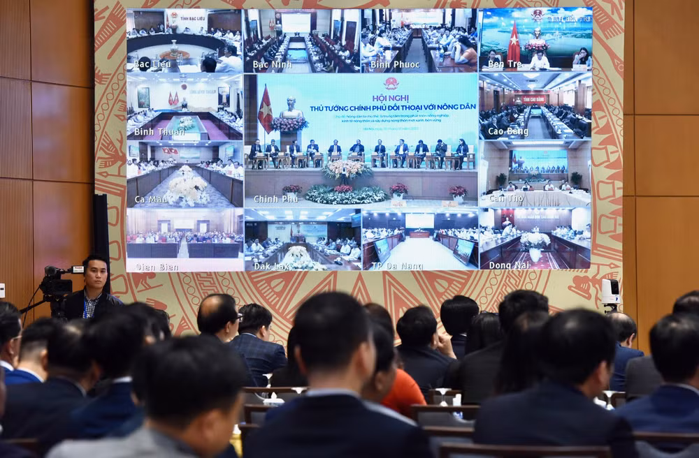 Hội nghị diễn ra theo hình thức trực tiếp tại Trụ sở Chính phủ và trực tuyến đến 63 tỉnh, thành phố trực thuộc Trung ương. Hội nghị diễn ra theo hình thức trực tiếp tại Trụ sở Chính phủ và trực tuyến đến 63 tỉnh, thành phố trực thuộc Trung ương.