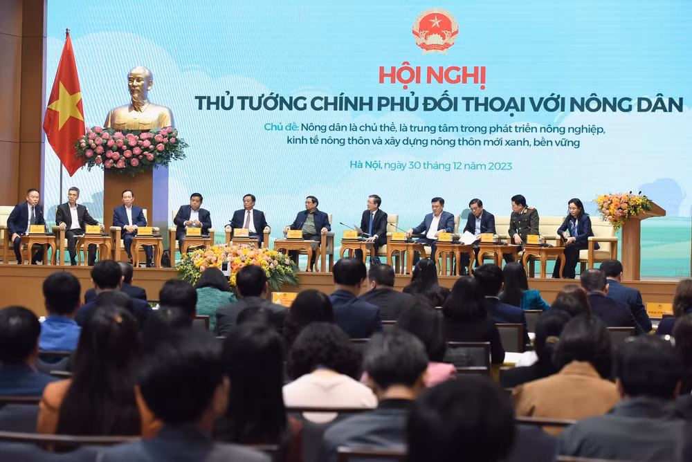 Thủ tướng Phạm Minh Chính và lãnh đạo các bộ, ban, ngành đối thoại với nông dân. Thủ tướng Phạm Minh Chính và lãnh đạo các bộ, ban, ngành đối thoại với nông dân.