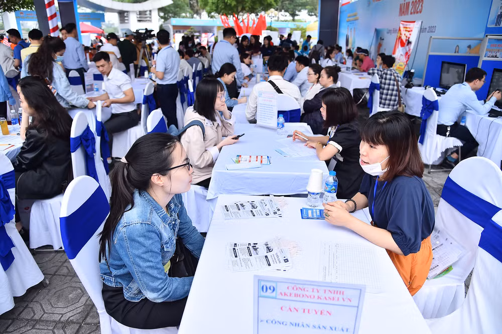 Năm nay, Ngày hội gắn kết giáo dục nghề nghiệp Thủ đô với thị trường lao động được tổ chức sớm hơn mọi năm với mục tiêu tư vấn nghề nghiệp cho học sinh trước khi bước vào kỳ thi tốt nghiệp THPT quốc gia, sinh viên năm cuối ra trường có việc làm ngay; doanh nghiệp tuyển dụng được người lao động theo đúng yêu cầu. Qua đó góp phần nâng cao chất lượng đào tạo đồng thời nâng tỷ lệ lao động qua đào tạo của thành phố. Năm nay, Ngày hội gắn kết giáo dục nghề nghiệp Thủ đô với thị trường lao động được tổ chức sớm hơn mọi năm với mục tiêu tư vấn nghề nghiệp cho học sinh trước khi bước vào kỳ thi tốt nghiệp THPT quốc gia, sinh viên năm cuối ra trường có việc làm ngay; doanh nghiệp tuyển dụng được người lao động theo đúng yêu cầu. Qua đó góp phần nâng cao chất lượng đào tạo đồng thời nâng tỷ lệ lao động qua đào tạo của thành phố.