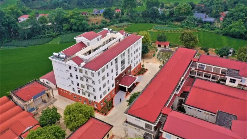 Nhà khám chữa bệnh - Bệnh viện Đa khoa huyện Định Hóa.