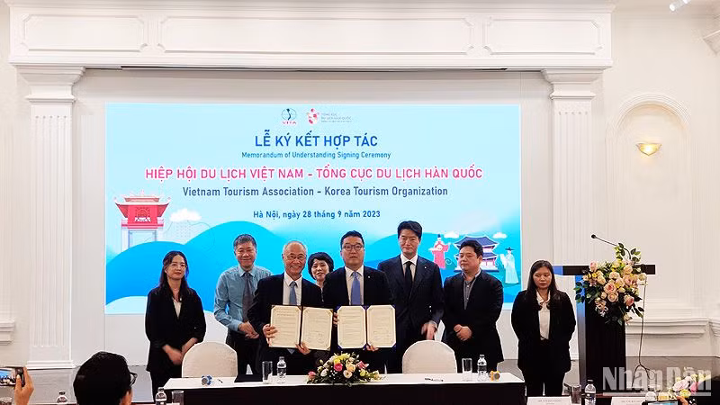 Lễ ký kết hợp tác giữa Hiệp hội Du lịch Việt Nam và Tổng cục Du lịch Hàn Quốc (KTO). (Ảnh: T.LINH)